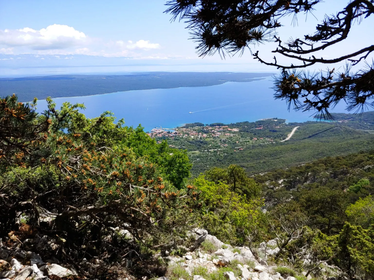 Cesta po skalnatém pobřeží ostrova Lošinj