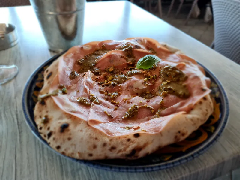 Posezení v tradiční pizzerii v Nerezine
